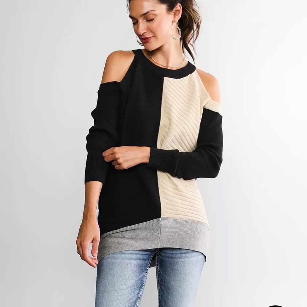 Daytrip Cold shoulder sweater